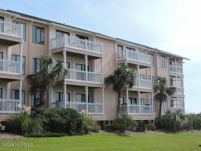 9201 Coast Guard Rd in Emerald Isle, NC - Foto de edificio - Building Photo