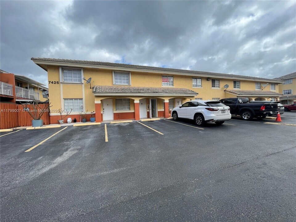 7425 W 22nd Ave in Hialeah, FL - Building Photo