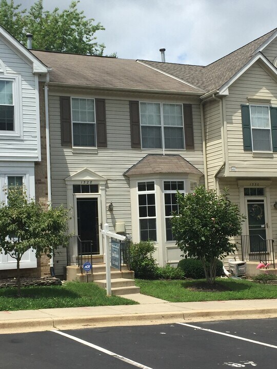 1528 Long Dr Ct in Crofton, MD - Foto de edificio
