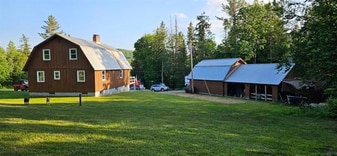 4716 S Wheelock Rd in Lyndonville, VT - Building Photo