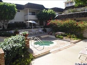 5315 Yarmouth Ave, Unit 212 in Los Angeles, CA - Foto de edificio - Building Photo