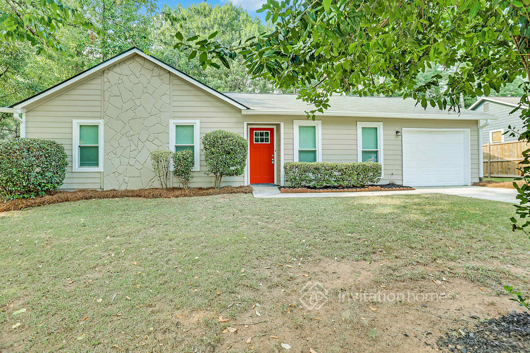 860 Fox Valley Dr in Stone Mountain, GA - Foto de edificio