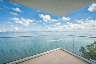 800 Claughton Island Dr in Miami, FL - Building Photo