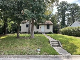 103 Banks St in Jacksonville, NC - Building Photo