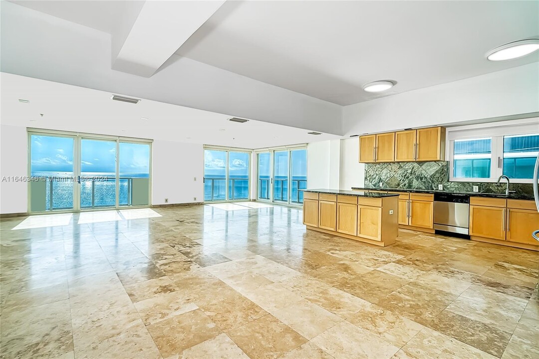 9499 Collins Ave, Unit PH-01 in Surfside, FL - Foto de edificio