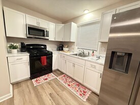 33-37-37 Grant St in Springfield, MA - Building Photo