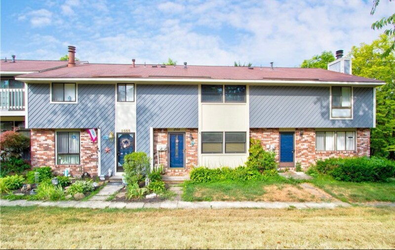 2553 Hunting Ridge Trail in Bridgeville, PA - Building Photo