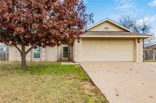 208 Pearl Dr in Hewitt, TX - Building Photo