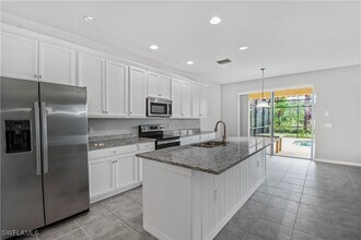 2133 Fairmont Ln in Naples, FL - Foto de edificio - Building Photo