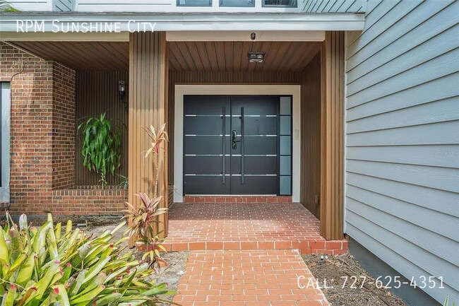 769 Kingston Ct in Apollo Beach, FL - Building Photo - Building Photo