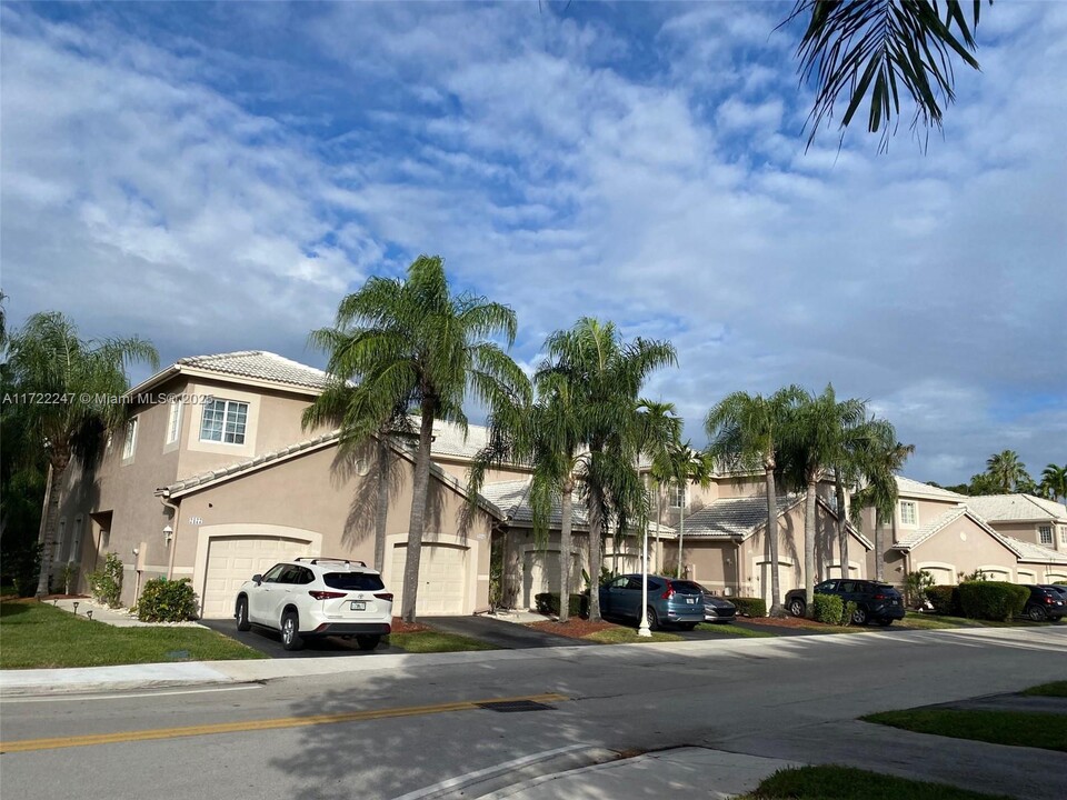 2074 Madeira Dr in Weston, FL - Building Photo