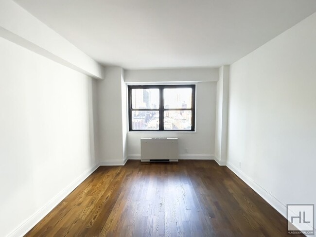 E 88th St in New York, NY - Foto de edificio - Building Photo