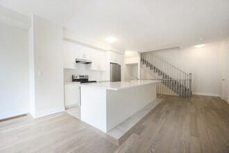 1282 Dempster Ln in Oakville, ON - Building Photo - Building Photo