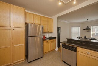 1849 W Greenleaf Ave, Unit 2N in Chicago, IL - Building Photo - Building Photo