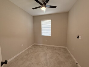 1946 Hidden Springs Dr in New Port Richey, FL - Building Photo - Building Photo