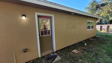 555 S Tuttle Ave, Unit B in Sarasota, FL - Building Photo - Building Photo
