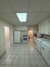 39 Newtonville Ave, Unit 1 in Newton, MA - Foto de edificio - Building Photo