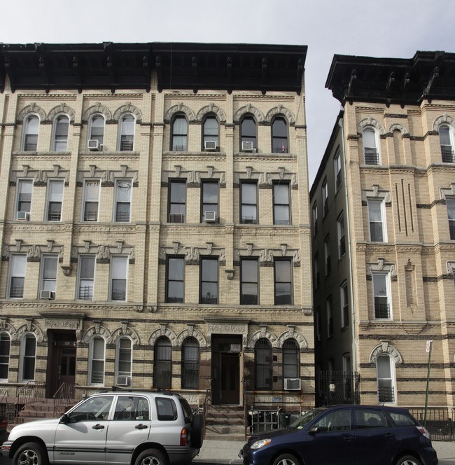 936 Kent Ave in Brooklyn, NY - Building Photo - Building Photo