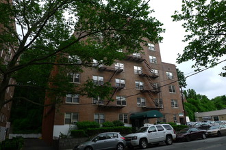 829 Bronx River Rd in Yonkers, NY - Building Photo - Building Photo