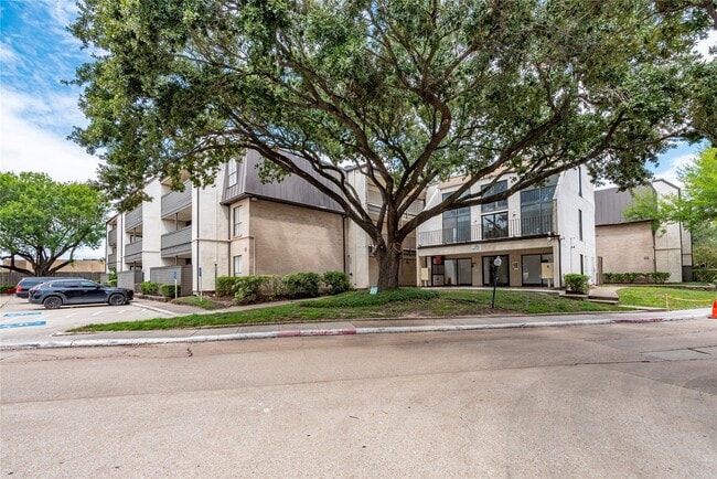 3005 Walnut Bend Ln