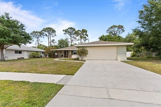 2473 Poinciana St in Naples, FL - Foto de edificio - Building Photo