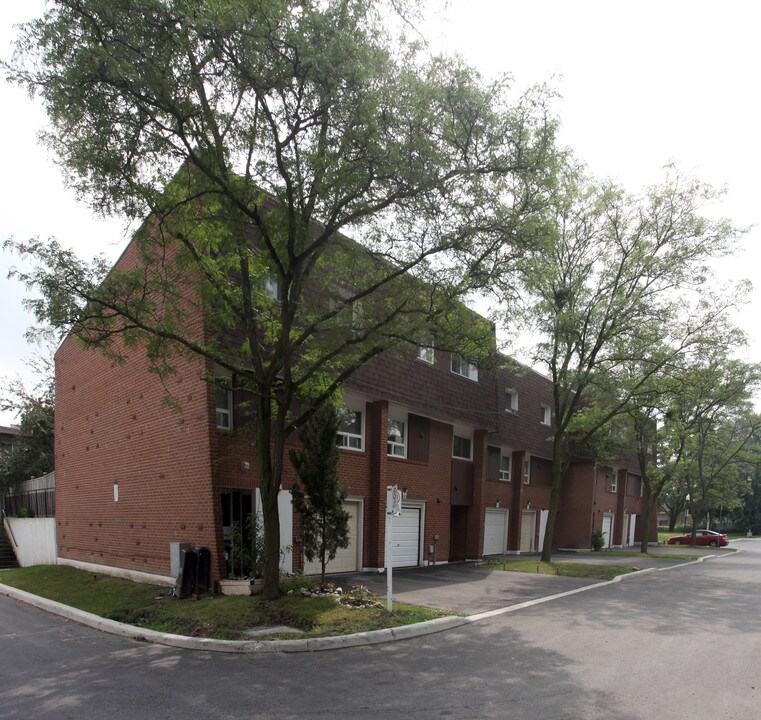 460 Silverstone Dr in Toronto, ON - Building Photo