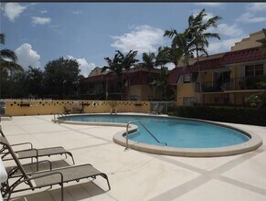 6709 N Kendall Dr in Miami, FL - Building Photo - Building Photo