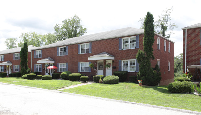 7558-7588 Elaine Dr in North Huntingdon, PA - Foto de edificio - Building Photo