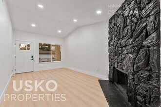 5012 Lorijo Way in North Highlands, CA - Foto de edificio - Building Photo
