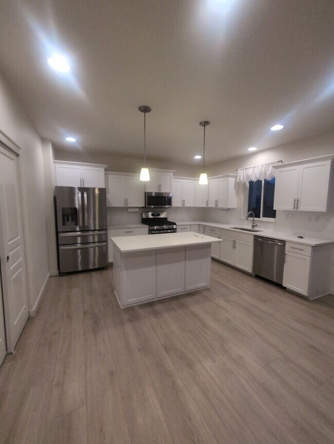 536 SE Lines St in Dallas, OR - Building Photo - Building Photo