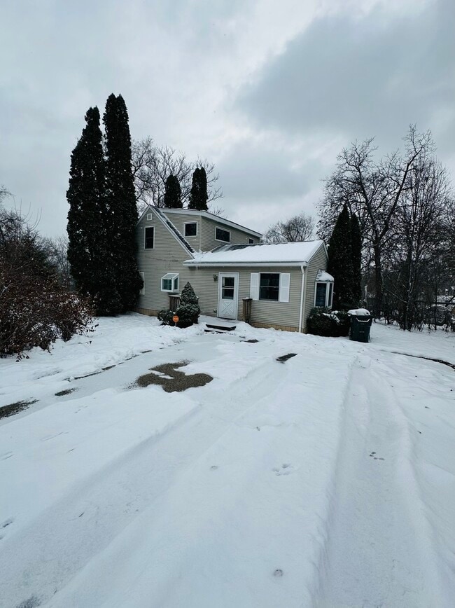 property at 1940 E Cedarwood Cir