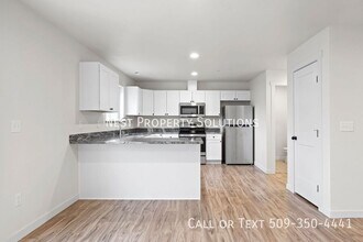 215 W 1st St in Warden, WA - Building Photo - Building Photo