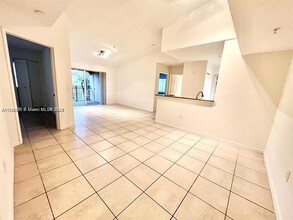 2496 Centergate Dr in Miramar, FL - Foto de edificio - Building Photo