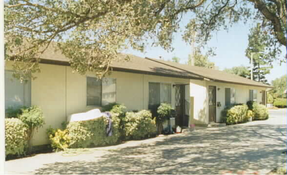 208 S 5th Ave in Oakdale, CA - Building Photo