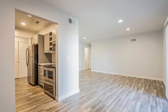 30078 W 12 Mile Rd in Farmington Hills, MI - Building Photo - Building Photo