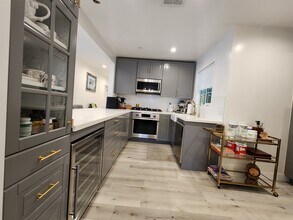 7000 Andasol Ave in Van Nuys, CA - Foto de edificio - Building Photo