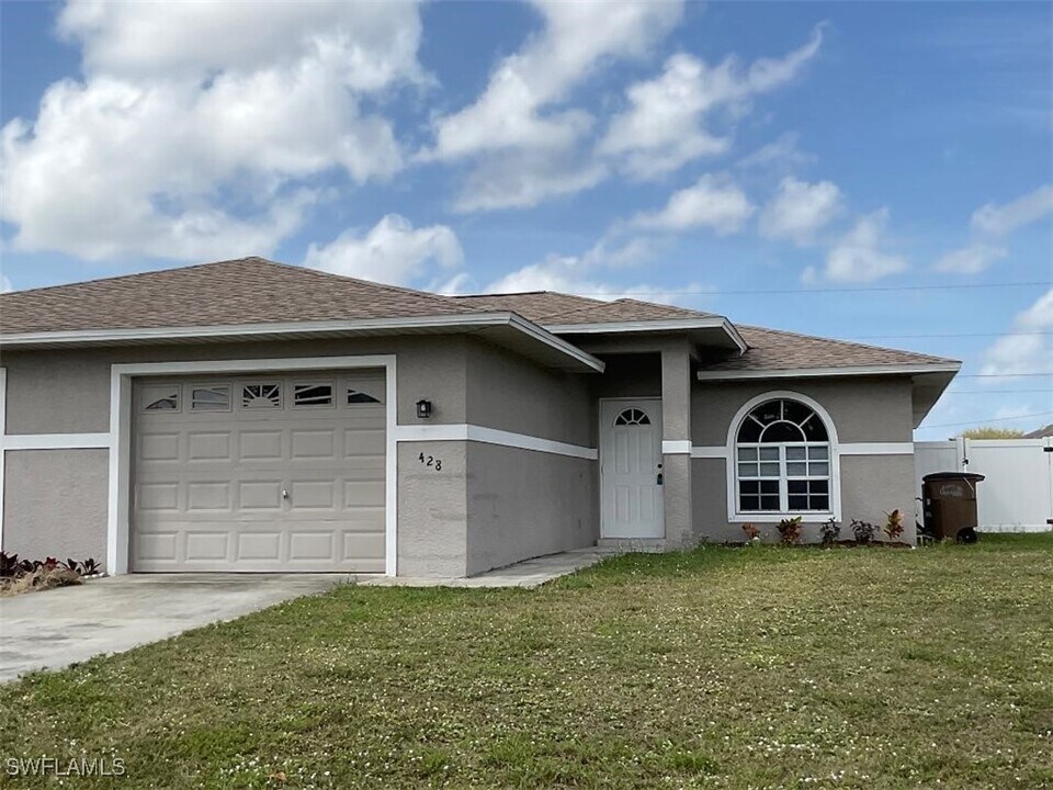 428 SE 24th Ave in Cape Coral, FL - Building Photo