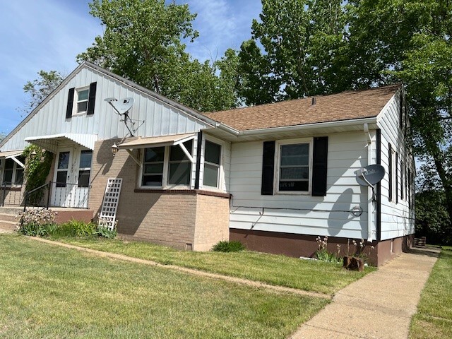 402 3rd St SW in Bowman, ND - Building Photo