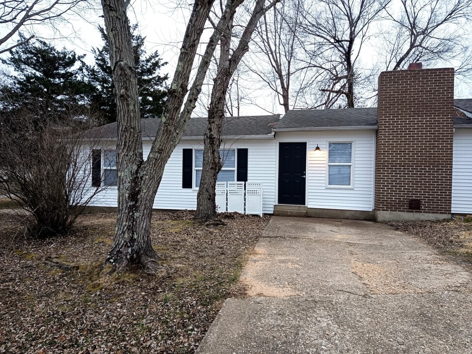 303 Fleetwood Dr in Waynesville, MO - Building Photo