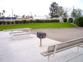 Sun River Apartments in Bullhead City, AZ - Foto de edificio - Building Photo