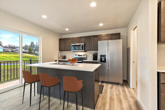 101 Erickson Ave in Shady Cove, OR - Foto de edificio - Building Photo