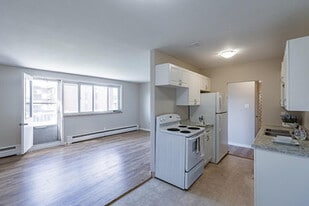 Garden Court Apartments in Sault Ste Marie, ON - Building Photo