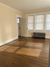 130 Wollaston St in Cranston, RI - Foto de edificio - Building Photo