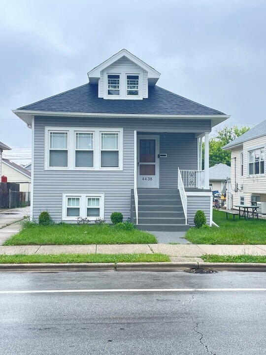 4438 N Austin Ave in Chicago, IL - Building Photo