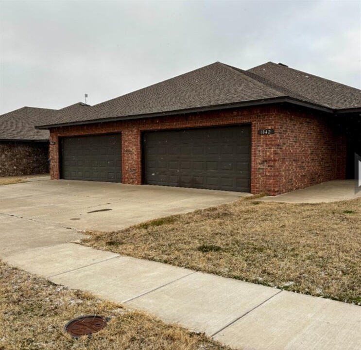 1842 Post Oak Rd in El Reno, OK - Building Photo