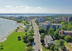 Burlington Towers in Burlington, ON - Building Photo - Building Photo