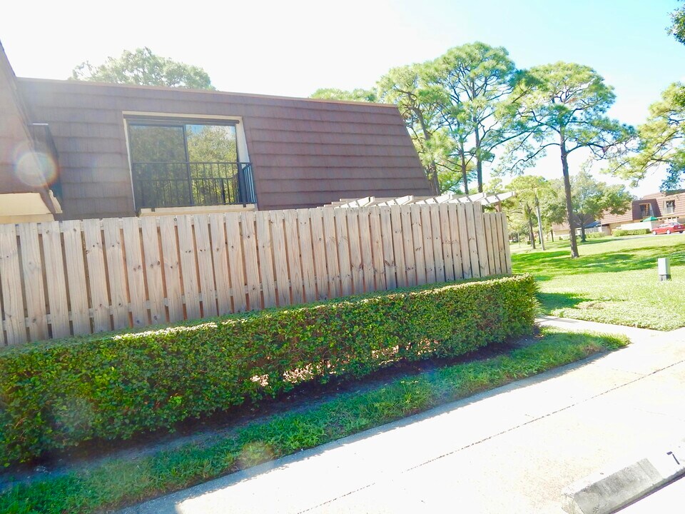 403 4th Ln in Palm Beach Gardens, FL - Building Photo