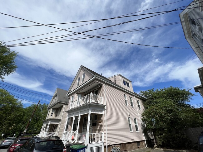 24 Ellington Rd, Unit 3 in Somerville, MA - Foto de edificio - Building Photo