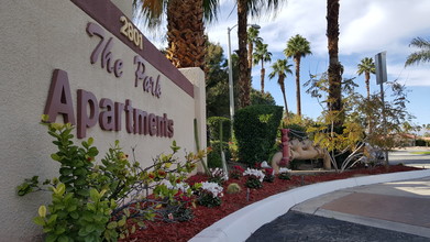 Park Apartments in Palm Springs, CA - Foto de edificio - Building Photo