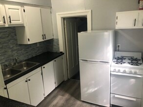 141 E Maple Ave, Unit 2 in Adrian, MI - Foto de edificio - Building Photo